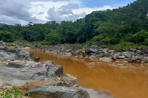 Sông Đakrông 'đổi màu', dân không biết lấy đâu ra nước sinh hoạt