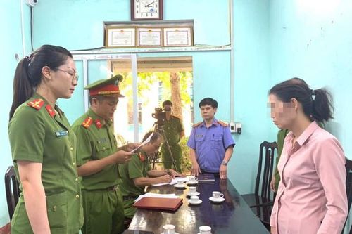Khởi tố 3 đối tượng về tội giả mạo trong công tác