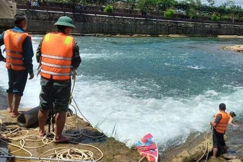 Đi tắm cùng vợ con ở đập tràn, người chồng trượt chân ngã xuống suối tử vong