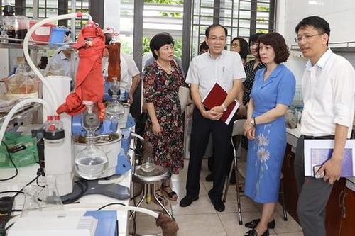 Tập trung rà soát đổi mới chương trình, tài liệu dạy và học, đặc biệt trong đào tạo dược lâm sàng