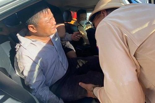 Cảnh sát giao thông dùng xe chuyên dụng đưa người bị tai nạn trên cầu Thanh Trì đi cấp cứu