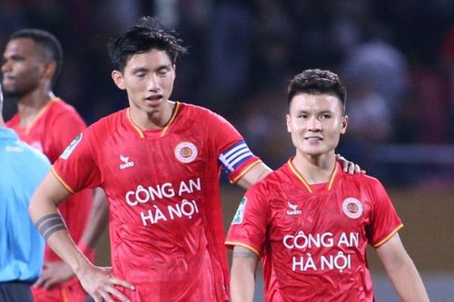 Quang Hải được Đoàn Văn Hậu an ủi sau khi đá hỏng 11m