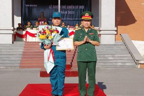 Quảng Trị: Khen thưởng Thuyền trưởng dũng cảm cứu 2 bố con bị đuối nước