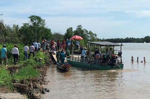 Cà Mau: Sạt lở nghiêm trọng khiến đường về trung tâm xã 'tê liệt'