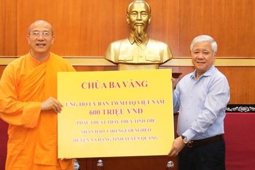 Mang lại đôi mắt sáng cho người nghèo