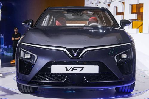 Ngắm VinFast VF 7 - mẫu SUV lai coupe cho các tay chơi
