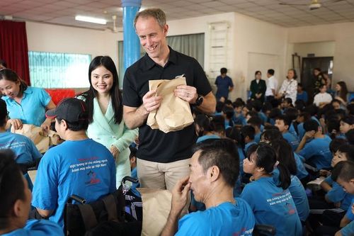 Các doanh nghiệp New Zealand tặng quà cho trẻ em gặp khó khăn tại Việt Nam