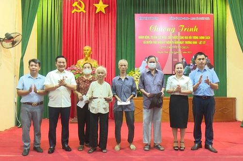 Khám bệnh, cấp thuốc miễn phí 152 người có công xã Duyên Thái