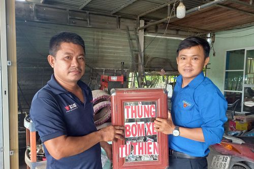 Thùng từ thiện của anh thợ sửa xe