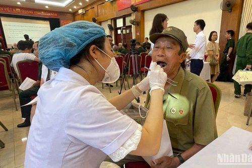 Chăm sóc sức khỏe răng miệng cho cựu chiến binh quận Hoàn Kiếm
