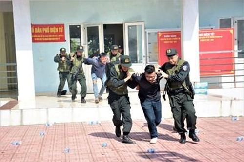Phường Cự Khối (quận Long Biên, TP Hà Nội) diễn tập đánh bắt đối tượng khủng bố, giải cứu con tin