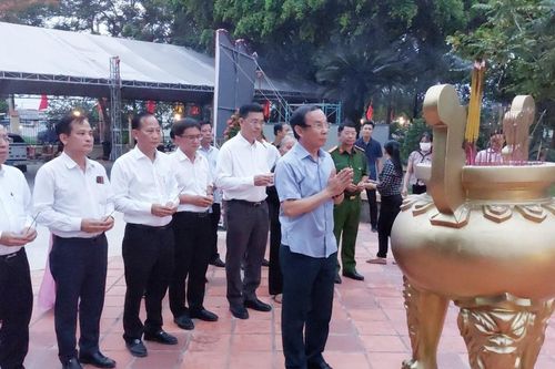 Bí thư Thành ủy TPHCM thắp hương tưởng niệm 32 dân công hỏa tuyến Vĩnh Lộc - Mậu Thân 1968