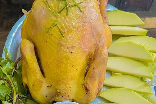 Luộc gà không cần nước, dùng các loại rau củ quả để 'ủ chín'