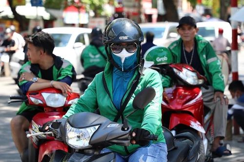 Hà Nội: Shipper, xe ôm chật vật mưu sinh dưới nắng nóng kỷ lục