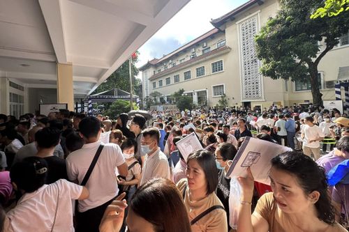 Tránh việc phụ huynh nhọc nhằn xếp hàng xin học