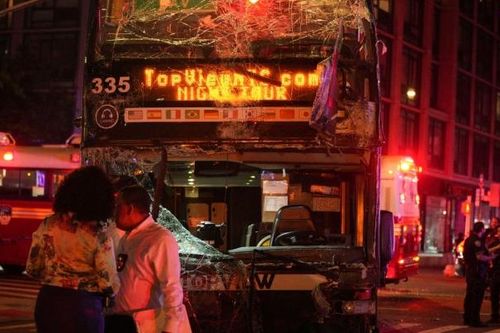 Xe buýt hai tầng đâm nhau ở New York, ít nhất 18 người bị thương