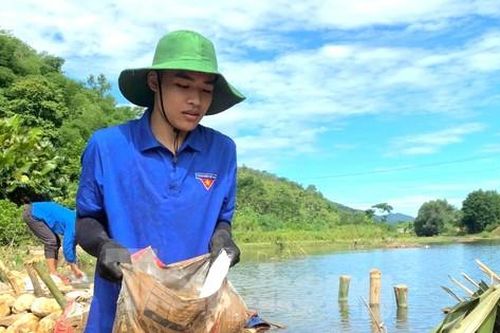 Thanh niên làm đập dẫn nước vào ruộng cho bà con vùng cao