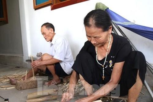 Vợ chồng già giữ lửa nghề quạt giấy thủ công hàng trăm năm ở xứ Nghệ