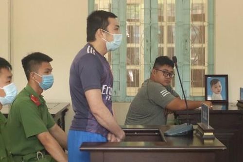 Cha dượng đánh bé trai 18 tháng tuổi tử vong lãnh 10 năm tù