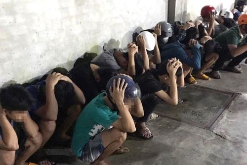 Tạm giữ cả người lẫn phương tiện vụ 20 thiếu niên tụ tập đua xe