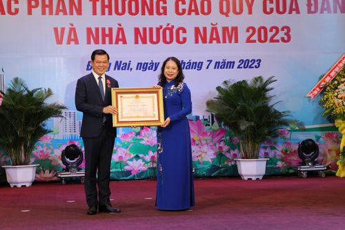 Bí thư Tỉnh ủy Đồng Nai cùng nhiều tập thể, cá nhân nhận Huân chương Lao động
