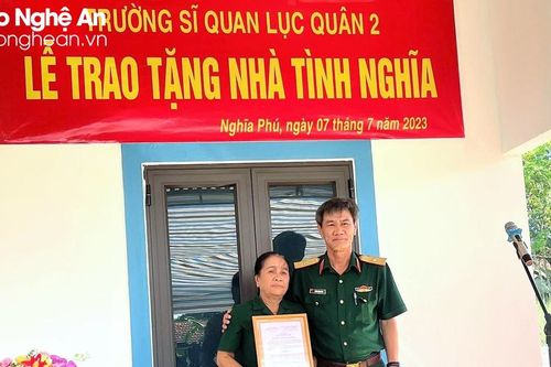 Trường Sĩ quan Lục quân 2 trao nhà tình nghĩa cho gia đình chính sách tại Nghĩa Đàn
