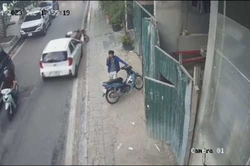 Hà Nội: Ô tô mất lái, cán qua người đang lái xe máy sang đường
