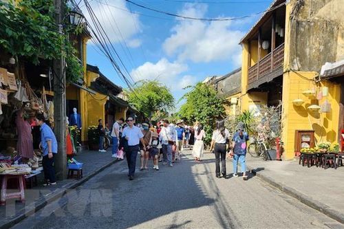 Du khách Lào ngày càng ưa chuộng các điểm đến ở Việt Nam