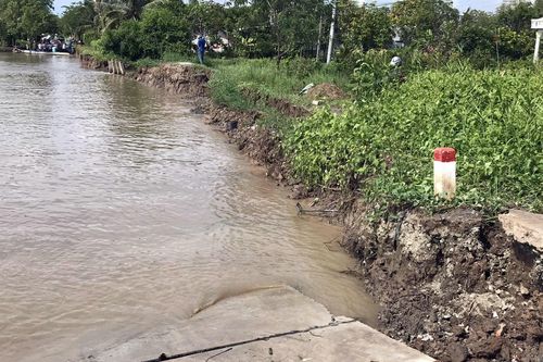 Cà Mau: Sạt lở trong đêm, tuyến đường bộ về xã Nguyễn Huân bị chia cắt