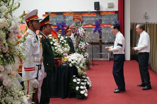 Chủ tịch nước viếng nguyên Trưởng ban Tổ chức Trung ương Lê Phước Thọ