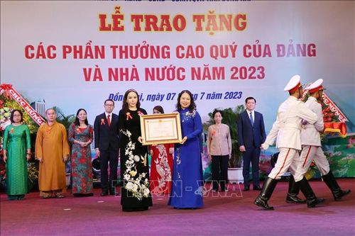 Phó Chủ tịch nước trao phần thưởng cao quý tặng các tập thể, cá nhân của tỉnh Đồng Nai