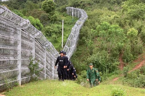 Đồn Biên phòng A Pa Chải và Đồn Công an Biên cảnh Khúc Thủy tuần tra song phương