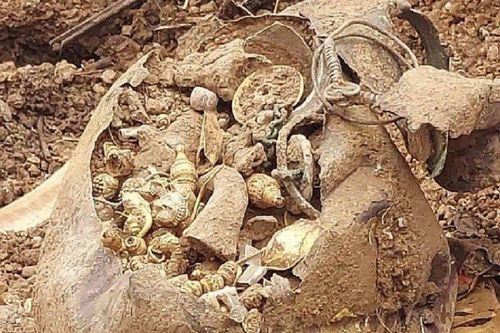 Đào đất xây nhà bất ngờ phát hiện hũ vàng bạc và ruby giá trị 'khủng'