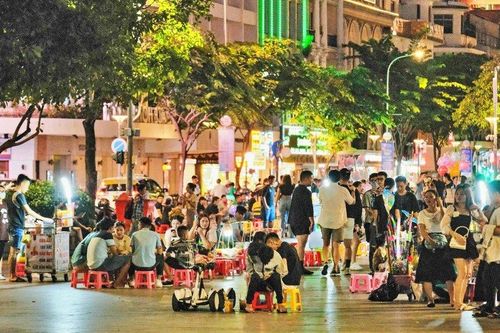 Mất trật tự ở phố đi bộ Nguyễn Huệ, quy hoạch Tp.HCM cần làm gì?