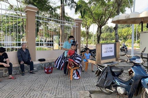 Ấm lòng 'tiệm' cắt tóc miễn phí trên vỉa hè ở Bà Rịa - Vũng Tàu