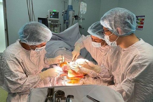 Phẫu thuật cứu người đàn ông bị máy cắt cỏ cắt gần lìa bàn chân