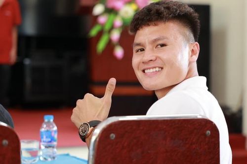 Quang Hải âm thầm làm từ thiện giữa ồn ào của bạn gái