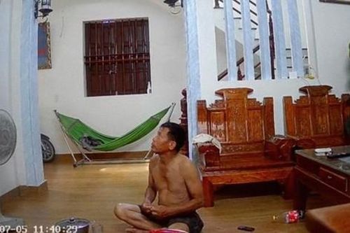 Con gái check camera thấy bố vừa ăn cơm vừa òa khóc, hóa ra do 'bí mật' ở bức ảnh treo tường