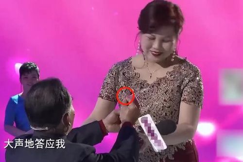 Cụ ông 70 tuổi mang nhẫn kim cương cầu hôn ngay tại sân khấu hẹn hò