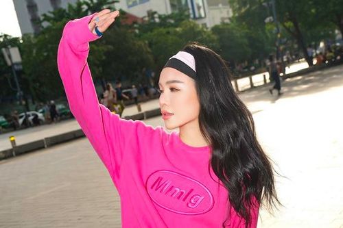 'Mẹ 1 con' Trà Ngọc Hằng khỏe khoắn trong trang phục cá tính