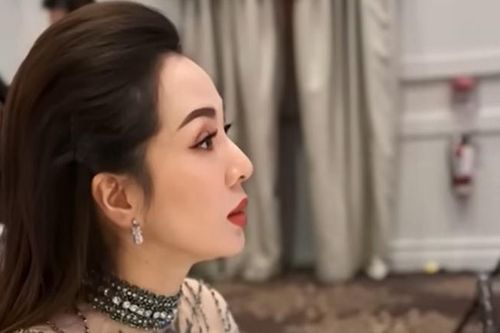 Á hậu Ngọc Khánh: 'Nhìn con nằm trong lồng kính, tôi xót xa vô cùng'