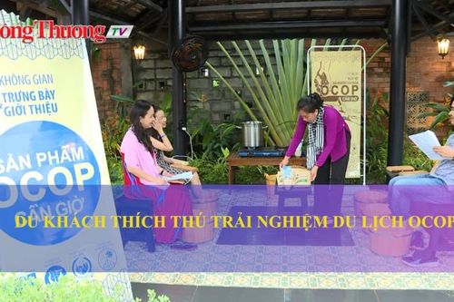Du khách thích thú trải nghiệm du lịch OCOP