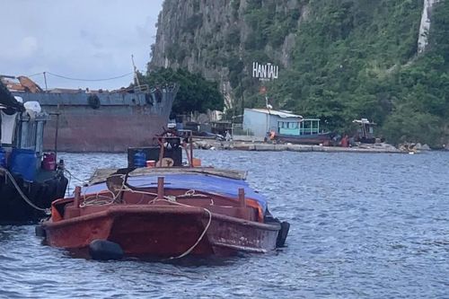 Quảng Ninh: Phát hiện phương tiện thủy chở 40 tấn than không hóa đơn