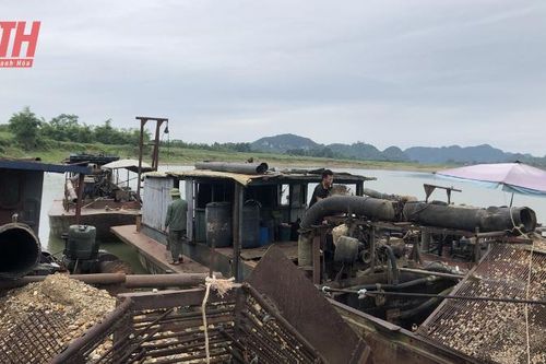 Bắt giữ 2 tàu khai thác cát trái phép trên sông Mã
