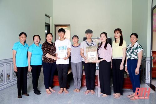 'Mẹ đỡ đầu' nâng đỡ những mảnh đời đơn côi