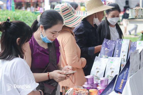 Thiếu đơn hàng, doanh nghiệp chuyển sang bán lẻ
