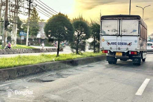 Xuất hiện nhiều 'ổ gà' trên quốc lộ 51