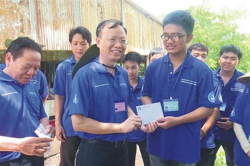 Thăm, động viên chiến sĩ tình nguyện mùa hè xanh tại huyện Tân Hồng