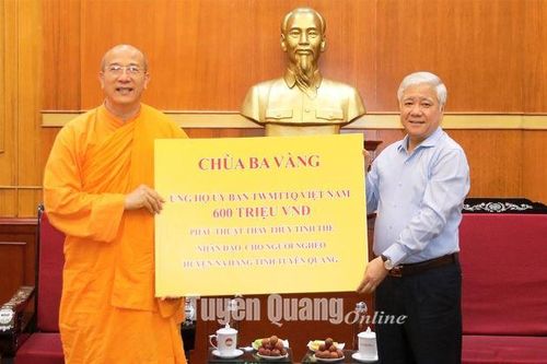 Chủ tịch Ủy ban Trung ương MTTQ Việt Nam Đỗ Văn Chiến tiếp nhận hỗ trợ thay thủy tinh thể cho người nghèo Na Hang