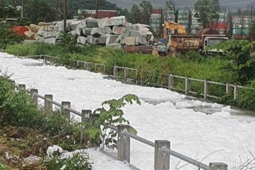 Kiểm soát nguồn nước thải sau vụ nước nổi bọt bất thường tràn vào khu dân cư